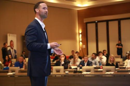 Planning a Safety Conference? How a Motivational Safety Speaker and a Mentalist for Corporate Events Shape the Day